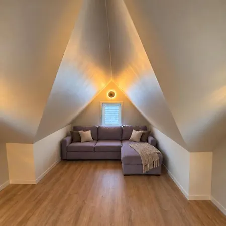 Spacious 3 Bedroom In Apartment